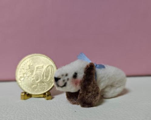 minibeer mini miniatuur hondje Véronique Lux Basset, Verzamelen, Poppenhuizen en Toebehoren, Decoratie, Ophalen of Verzenden