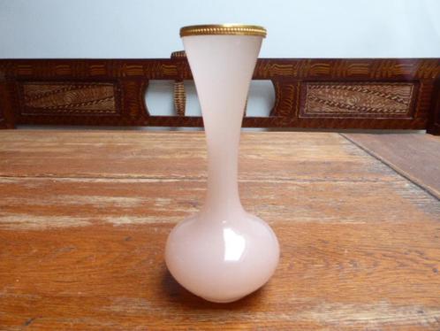 Sierlijk vormgegeven opaline vaasje in roze met vergulde ran, Antiek en Kunst, Antiek | Glas en Kristal, Ophalen of Verzenden