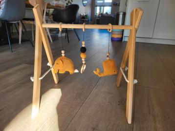 Houten Babygym met Gehaakte Hangers beschikbaar voor biedingen