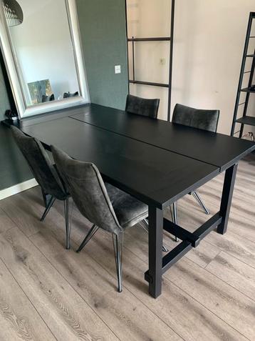 Zwart houte eettafel inc 4 groene stoelen beschikbaar voor biedingen