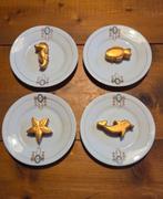 Vier Aardewerk Bordjes met Gouden Zeeleven, Huis en Inrichting, Keuken | Servies, Ophalen of Verzenden, Zo goed als nieuw, Bord(en)