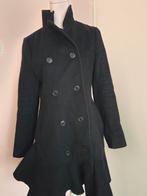 Zwarte Flairjas met Sculpturale Kraag, Maat 38/40 (M), Zwart, Gedragen, BCBGMAXAZRIA