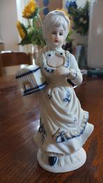 Porseleinen beeldje. Meisje met mandje. Biscuit, puntgaaf, Antiek en Kunst, Curiosa en Brocante, Ophalen of Verzenden