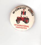 Vintage tractor button IH/ Mc Cormick/ Boeke, Verzamelen, Verzenden, Zo goed als nieuw, Overige onderwerpen
