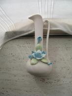 Wit Porselein Vaasje met Blauwe Roos Vintage, Ophalen of Verzenden