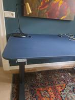 Zit-sta bureau bekant van Ikea blauw, Huis en Inrichting, Bureaus, Ophalen, Elektrisch, Zo goed als nieuw, Stabureau
