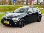 BMW 1 SERIE / 116 2013 AUTOMAAT/PANO/XENON/GROTE SCHERM NAVI, Te koop, Benzine, Automaat, Zwart
