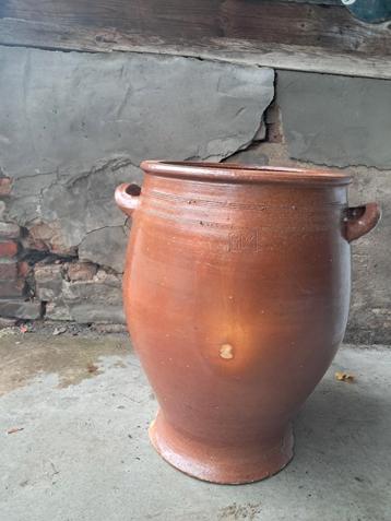 Oude aardewerk pot met oren beschikbaar voor biedingen