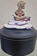 Prachtige HALF DOLL handbeschilderd porselein op koektrommel, Antiek en Kunst, Ophalen of Verzenden