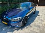 Te koop: BMW 1-Serie 118i 136pk Automaat 2018 Blauw, Auto's, 65 €/maand, Blauw, Stationwagon, 650 kg