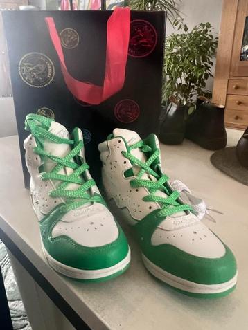Groene witte dames schoenen beschikbaar voor biedingen