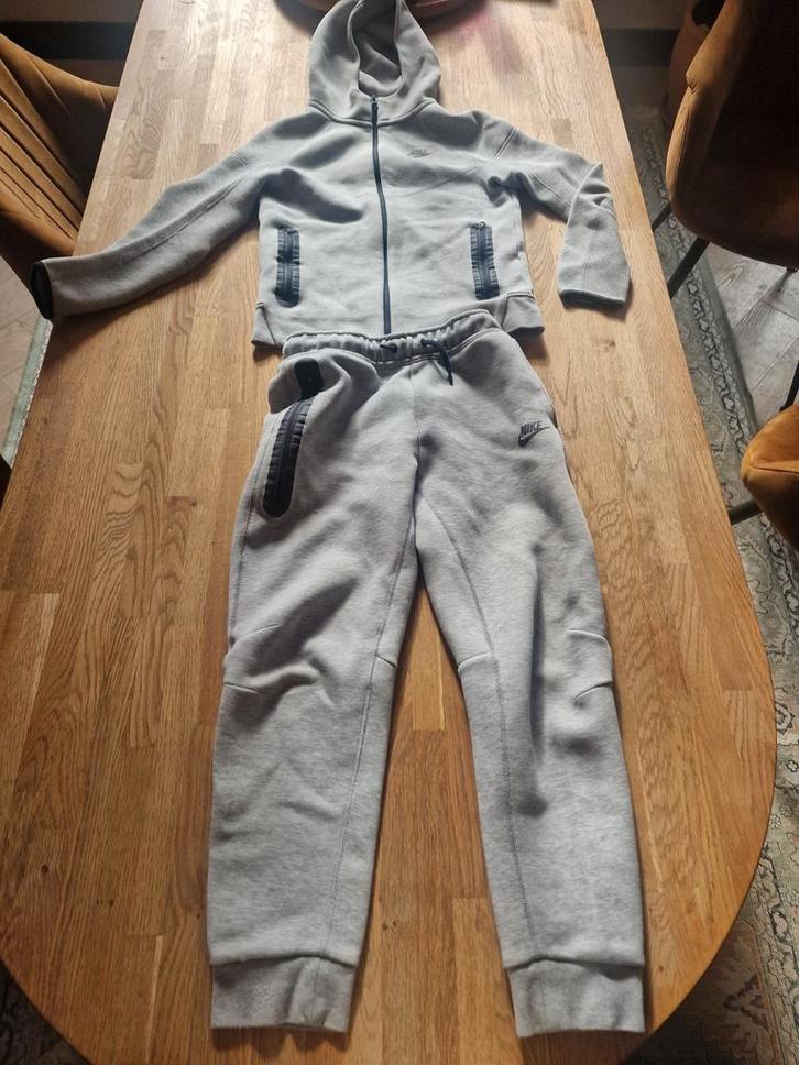 Nike Tech, 1 grijs, 1 blauw, Kinderen en Baby's, Kinderkleding | Maat 164, Jongen, Ophalen of Verzenden
