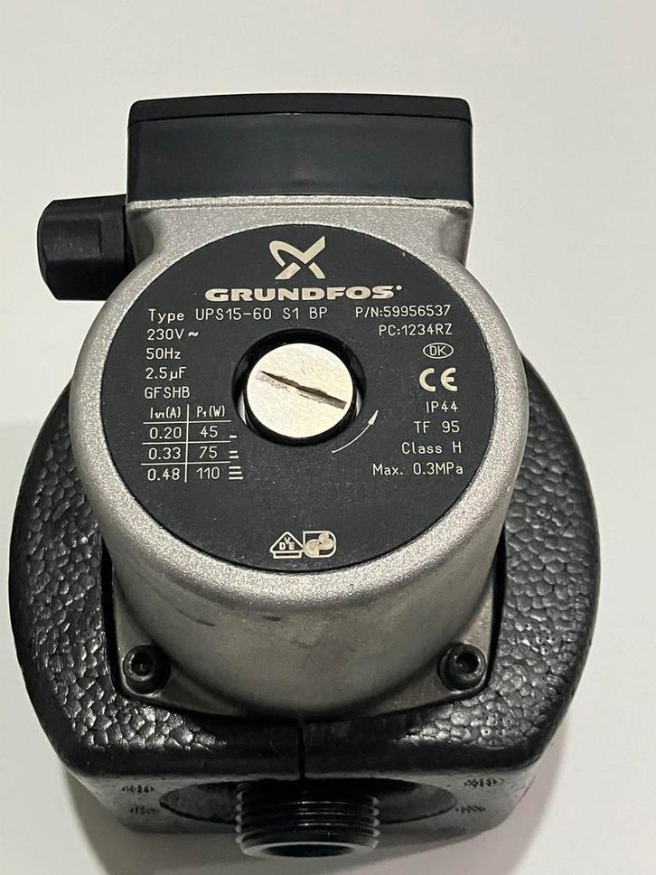 2 x GRUNDFOS  15-40 / 15-60 POMP + Nw POMPHUIS EN PAKKINGEN, Doe-het-zelf en Verbouw, Verwarming en Radiatoren, Zo goed als nieuw