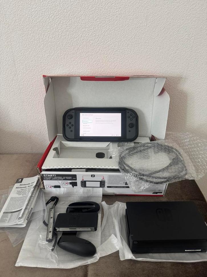 Nintendo Switch console met grijze Joy-Cons en Dock, Spelcomputers en Games, Spelcomputers | Nintendo Switch, Zo goed als nieuw