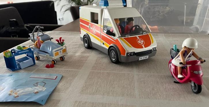 Playmobil  Ziekenauto 5541 ziekenhuiskamer 6660 scooter 9084, Kinderen en Baby's, Speelgoed | Playmobil, Zo goed als nieuw, Complete set