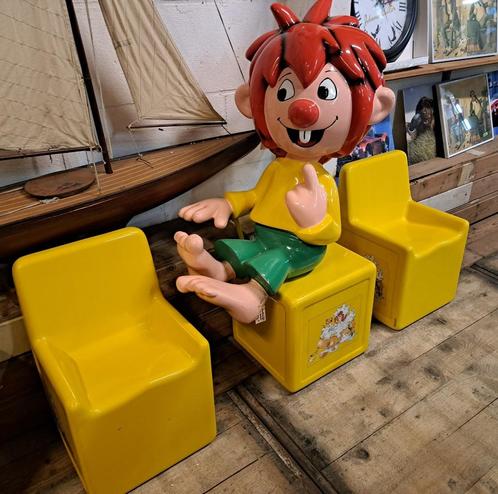 Bekend Duits stripfiguur Pumuckl met 2 extra stoeltjes uniek, Antiek en Kunst, Curiosa en Brocante, Ophalen