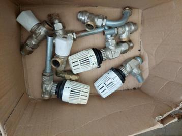 Diverse goede radiator thermostaatkranen, voetkleppen en ... beschikbaar voor biedingen