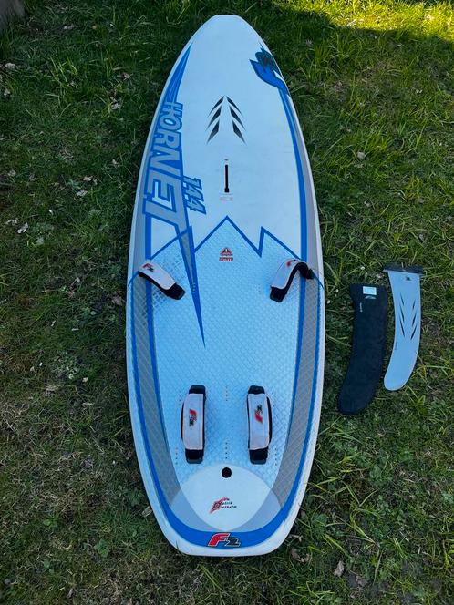 F2 Hornet 144L + vin, Watersport en Boten, Windsurfen, Zo goed als nieuw, Plank, 250 tot 300 cm, Met vin(nen), 5 tot 7 m², Ophalen