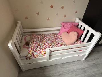 Peuterbed incl matras en matrasbeschermer beschikbaar voor biedingen