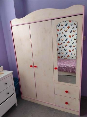 Mooie Kinderkledingkast met Spiegel beschikbaar voor biedingen