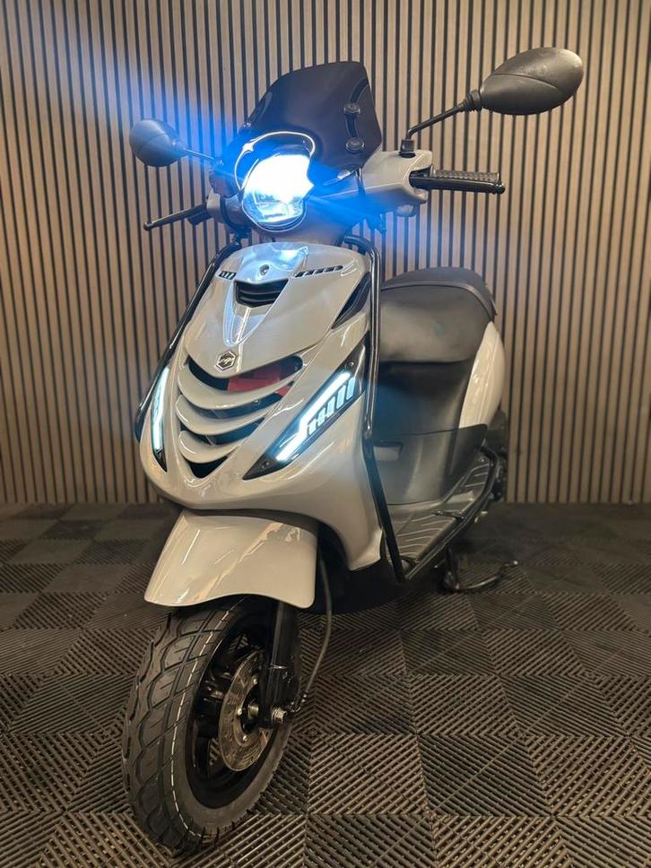 PIAGGIO ZIP 2023 (1 EIGENAAR) BROM FULL OPTION NARDO GREY, Fietsen en Brommers, Scooters | Piaggio, Zo goed als nieuw, Zip, Maximaal 45 km/u