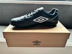 Nieuwe Umbro kunstgras schoenen maat 45, Ophalen of Verzenden, Nieuw, Sportschoenen