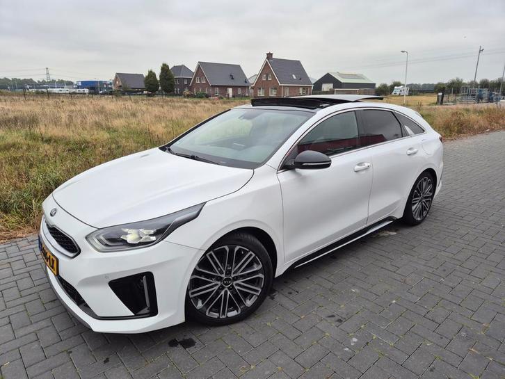 Kia ProCeed 1.4 T-gdi Automaat / panoramadak FULL OPTION!, Auto's, Kia, Particulier, (Pro) Cee d, ABS, Achteruitrijcamera, Adaptieve lichten