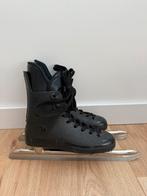 Te koop: Zwarte hardboot combinoren, maat 39. Met hoge laars, Sport en Fitness, Schaatsen, Ophalen of Verzenden, Gebruikt, Combinoren
