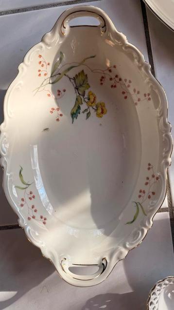 Antieke schaal met bloemmotief beschikbaar voor biedingen