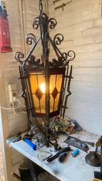 Mooie handgesmede ijzeren hanglamp met glas in lood, Antiek en Kunst, Antiek | Lampen, Ophalen