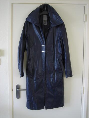 Lange diep-paarse leren jas van FRITZY'S, maat 40, snazzeys beschikbaar voor biedingen