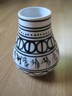Fairtrade wit-zwarte vaas prehistorisch motief, Wit, Aardewerk of Porselein, Ophalen of Verzenden, Zo goed als nieuw