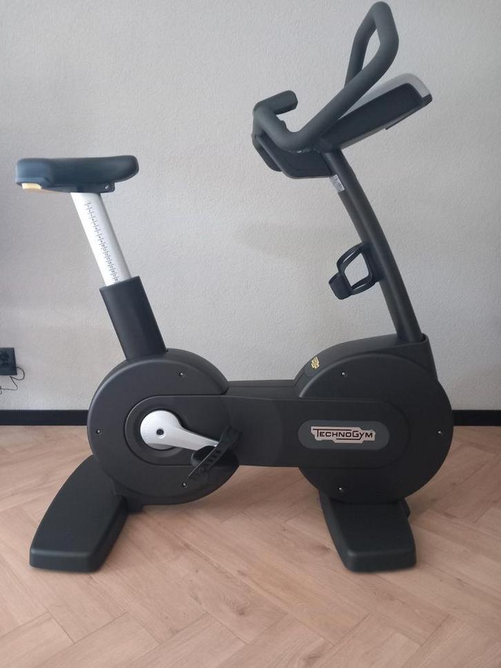 Technogym new bike excite 500 led refurbished, Sport en Fitness, Fitnessapparatuur, Zo goed als nieuw, Hometrainer, Benen, Metaal