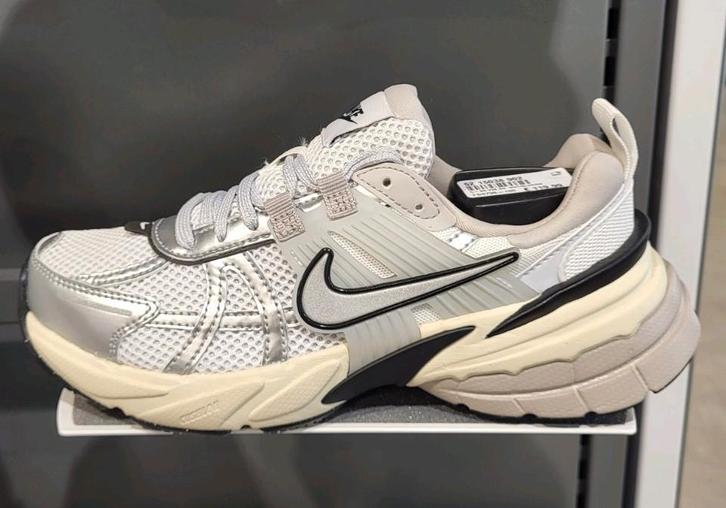 Nieuwe Nike V2K run sneakers in maat 40,5, Kleding | Dames, Schoenen, Nieuw, Sneakers of Gympen, Overige kleuren, Ophalen of Verzenden