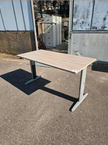 Bureau's 160x80. In hoogte verstelbaar. beschikbaar voor biedingen