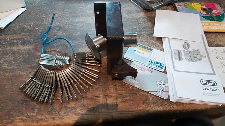 Lips slot & cilinder & 37 genummerde sleutels &certificaat, Doe-het-zelf en Verbouw, Hang- en Sluitwerk, Zo goed als nieuw, Slot