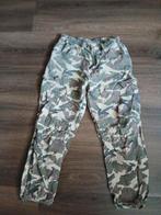 Cargo broek legerprint maat M Bershka, Kleding | Dames, Broeken en Pantalons, Ophalen of Verzenden, Zo goed als nieuw, Lang