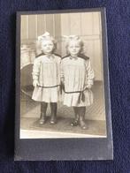 CDV, Schattige tweeling zusjes, Carte de Visite, Gebruikt, Foto, Ophalen of Verzenden, Voor 1940