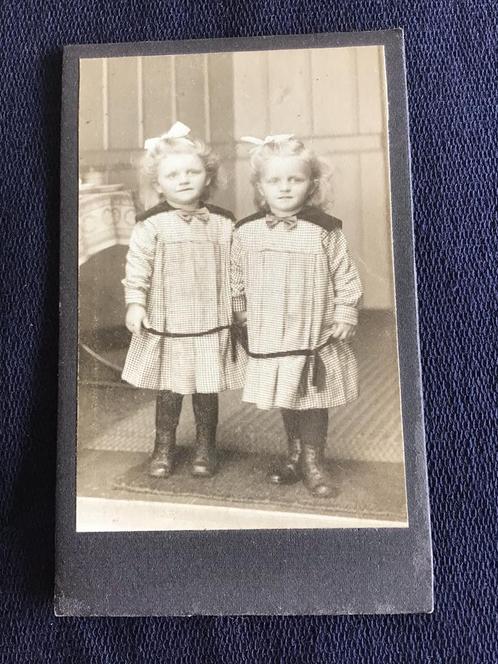 CDV, Schattige tweeling zusjes, Carte de Visite, Verzamelen, Foto's en Prenten, Gebruikt, Foto, Kind, Voor 1940, Ophalen of Verzenden