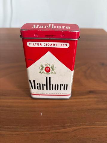 Vintage Marlboro Sigarettenblik beschikbaar voor biedingen