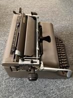 Een antieke typemachine van het merk TRIUMPH, Ophalen