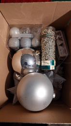 Doos met zilverkleurige kerstballen, Ophalen
