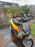 Gilera runner fluo rosso 50cc met kapschade en gebruiksporen, Fietsen en Brommers, Scooters | Piaggio, Ophalen, Zo goed als nieuw