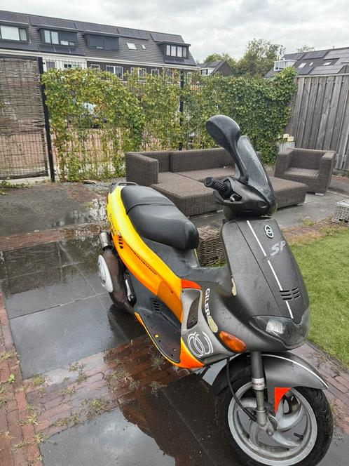 Gilera runner fluo rosso 50cc met kapschade en gebruiksporen, Fietsen en Brommers, Scooters | Piaggio, Zo goed als nieuw, Overige modellen