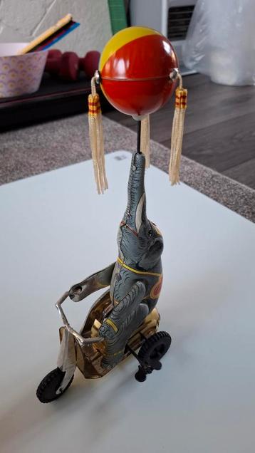 Opwindbare blikken circusoliefant  beschikbaar voor biedingen