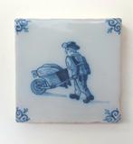 Oude tegel Tichelaar Makkum - man met kruiwagen, Antiek en Kunst, Ophalen of Verzenden