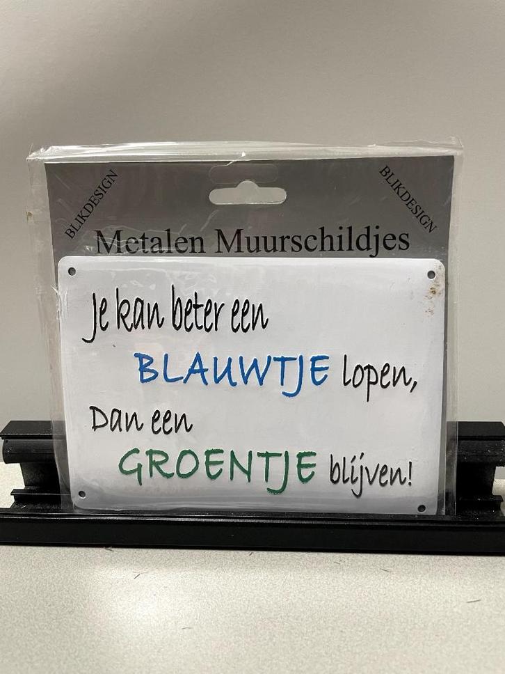 Blauwtje lopen tekstbord (klein), Huis en Inrichting, Woonaccessoires | Tekstborden en Spreuken, Ophalen of Verzenden
