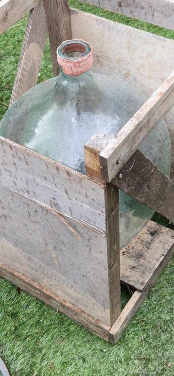 Oude glazen gistfles in houten krat (brocante) beschikbaar voor biedingen