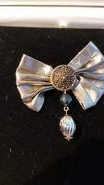 BROCHE: gouden stoffen strik met zwarte kraal, Sieraden, Tassen en Uiterlijk, Broches, Zo goed als nieuw, Goud, Zwart, 7 tot 10 cm