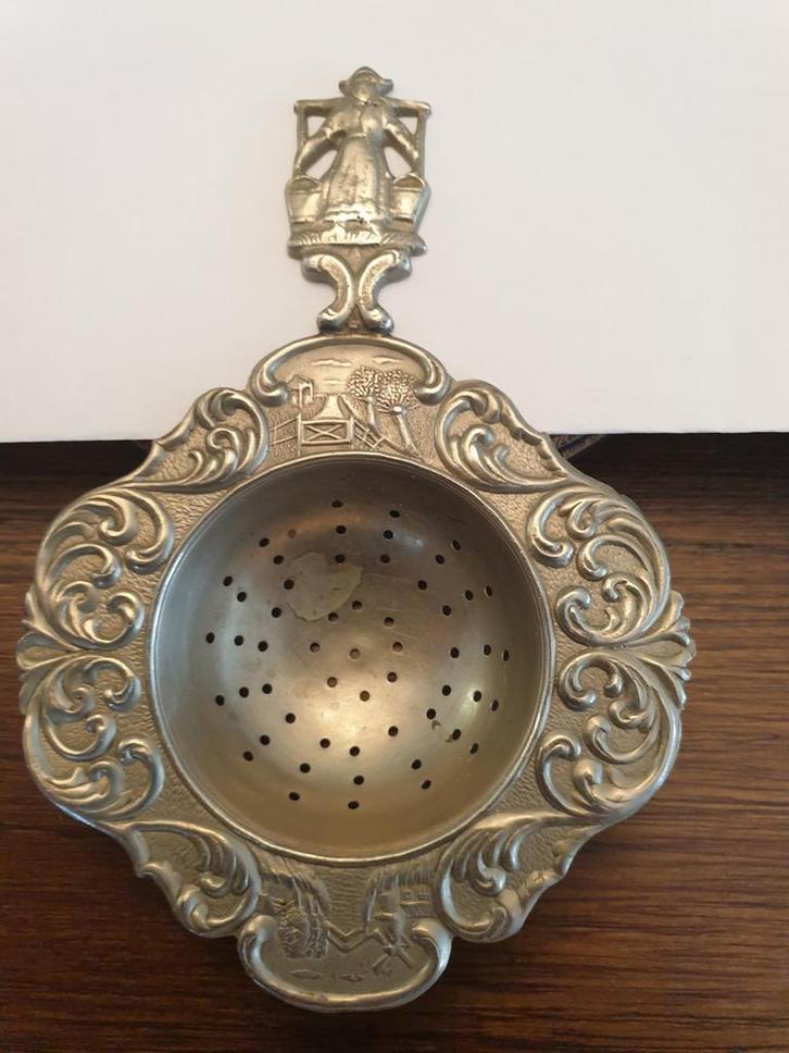Antiek theezeefje met boerin en melkemmers, Antiek en Kunst, Antiek | Tin, Ophalen of Verzenden